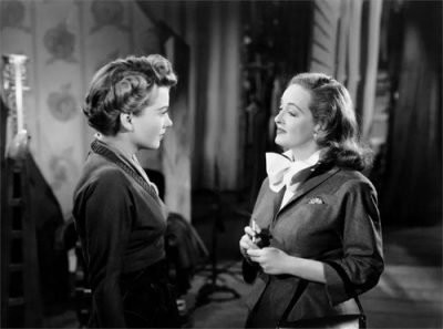 Bette Davis e Anne Baxter in una scena del film cult “Eva contro Eva”, di Joseph Mankiewitcz.